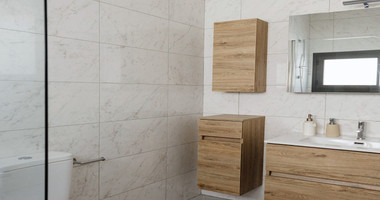 Modern Two-Bedroom Apartment with Communal Pool & Gym in Mesa Geitonia –