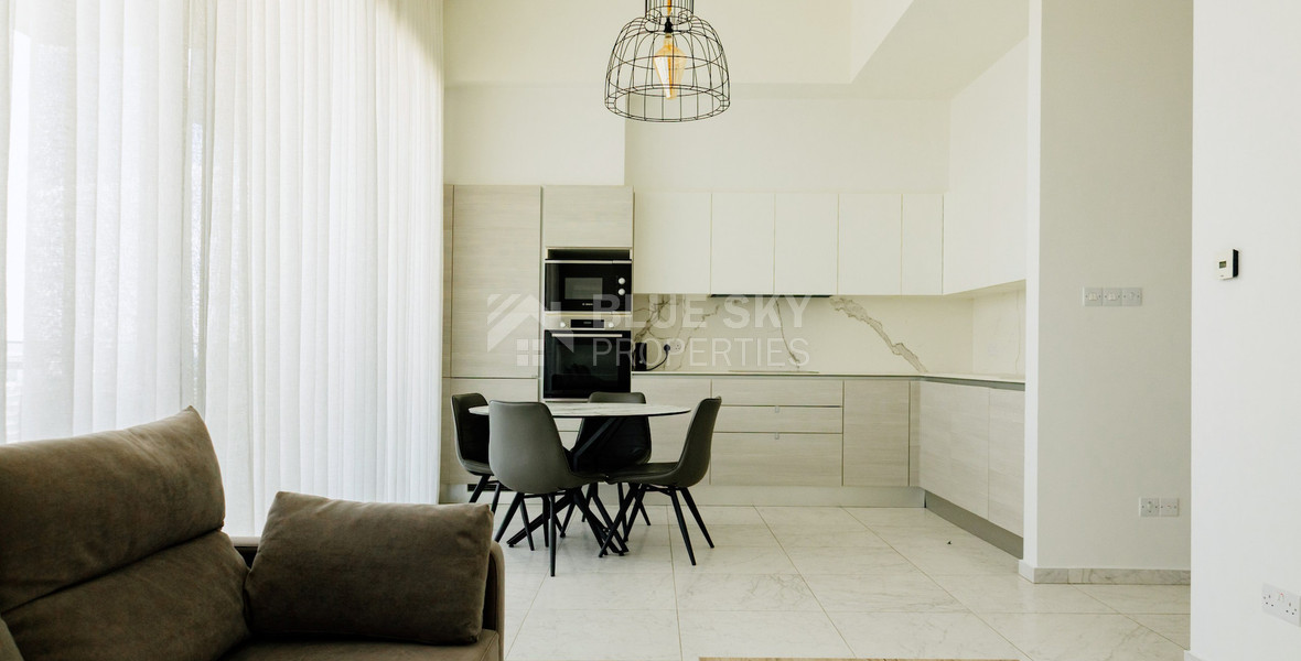 Modern Two-Bedroom Apartment with Communal Pool & Gym in Mesa Geitonia –