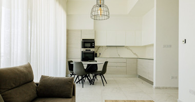 Modern Two-Bedroom Apartment with Communal Pool & Gym in Mesa Geitonia –