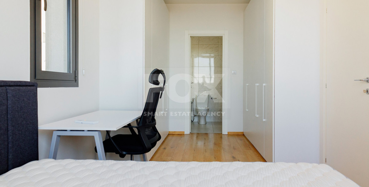 Modern Two-Bedroom Apartment with Communal Pool & Gym in Mesa Geitonia –