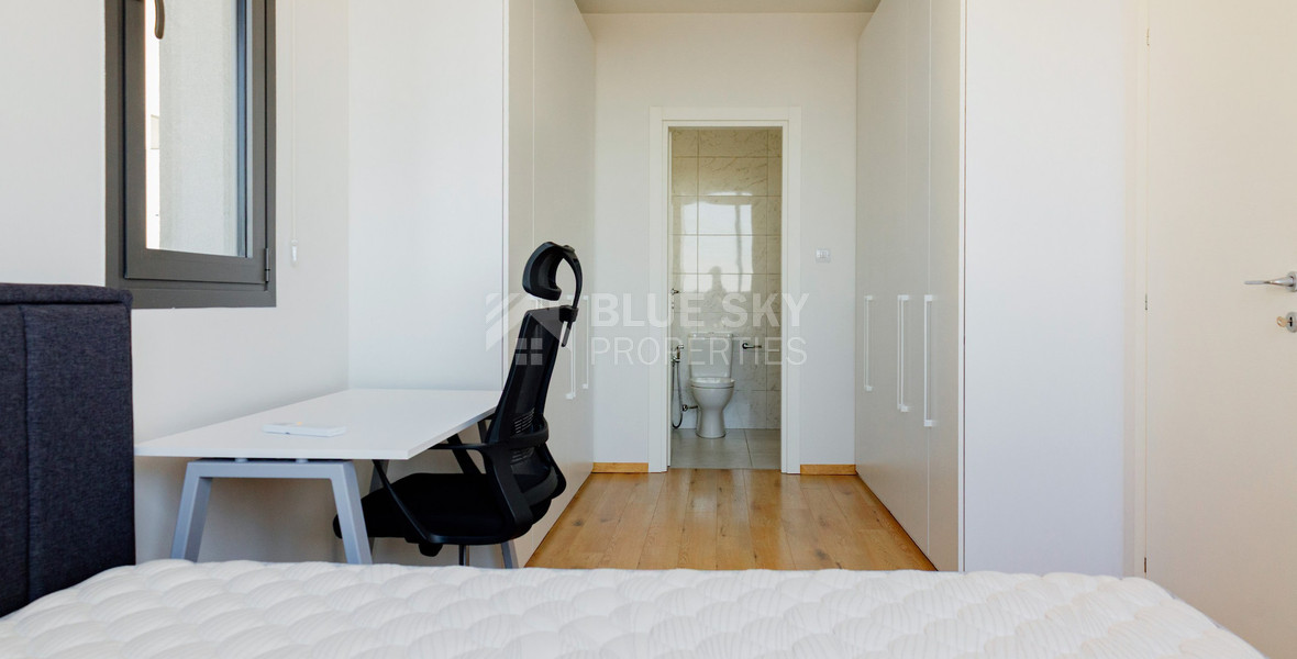 Modern Two-Bedroom Apartment with Communal Pool & Gym in Mesa Geitonia –