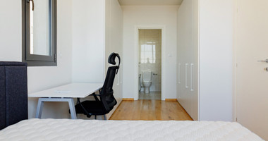 Modern Two-Bedroom Apartment with Communal Pool & Gym in Mesa Geitonia –