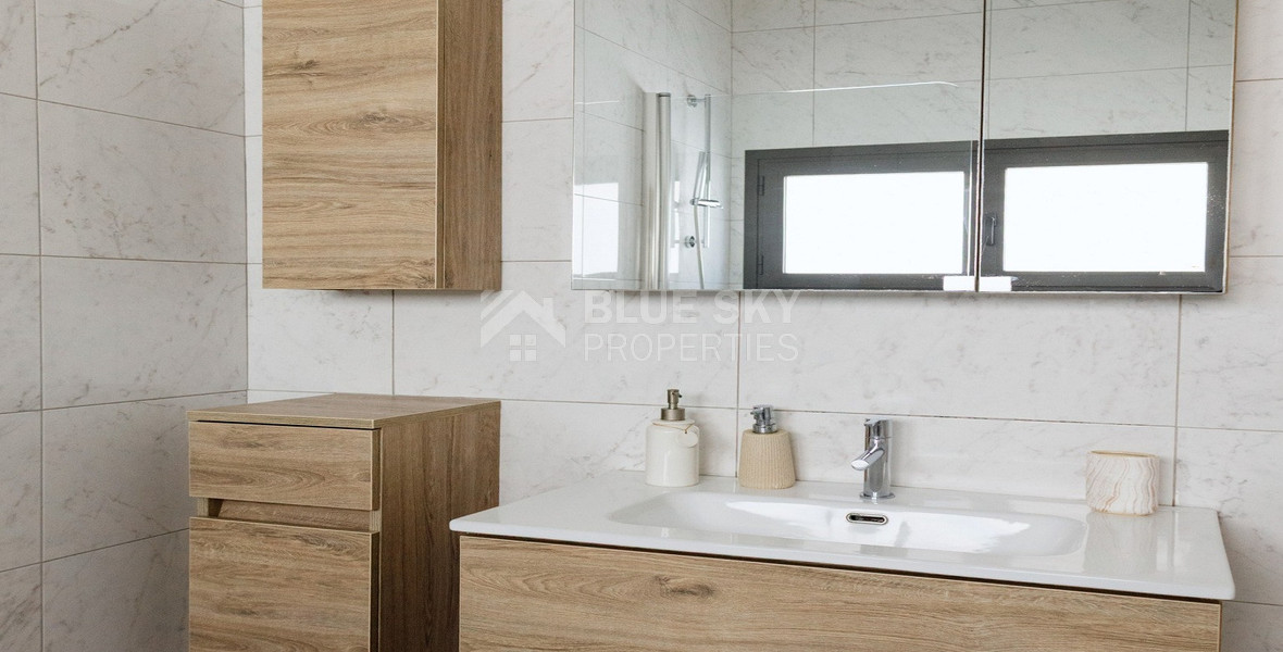 Modern Two-Bedroom Apartment with Communal Pool & Gym in Mesa Geitonia –