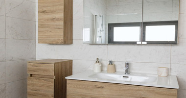 Modern Two-Bedroom Apartment with Communal Pool & Gym in Mesa Geitonia –