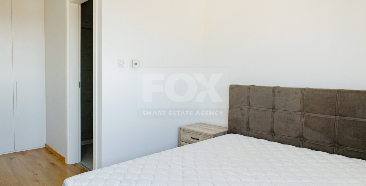 Modern Two-Bedroom Apartment with Communal Pool & Gym in Mesa Geitonia –