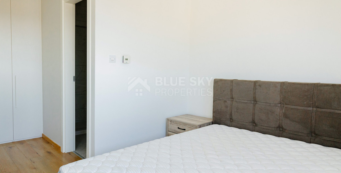 Modern Two-Bedroom Apartment with Communal Pool & Gym in Mesa Geitonia –