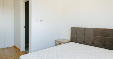 Modern Two-Bedroom Apartment with Communal Pool & Gym in Mesa Geitonia –