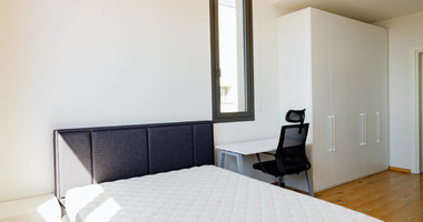 Modern Two-Bedroom Apartment with Communal Pool & Gym in Mesa Geitonia –