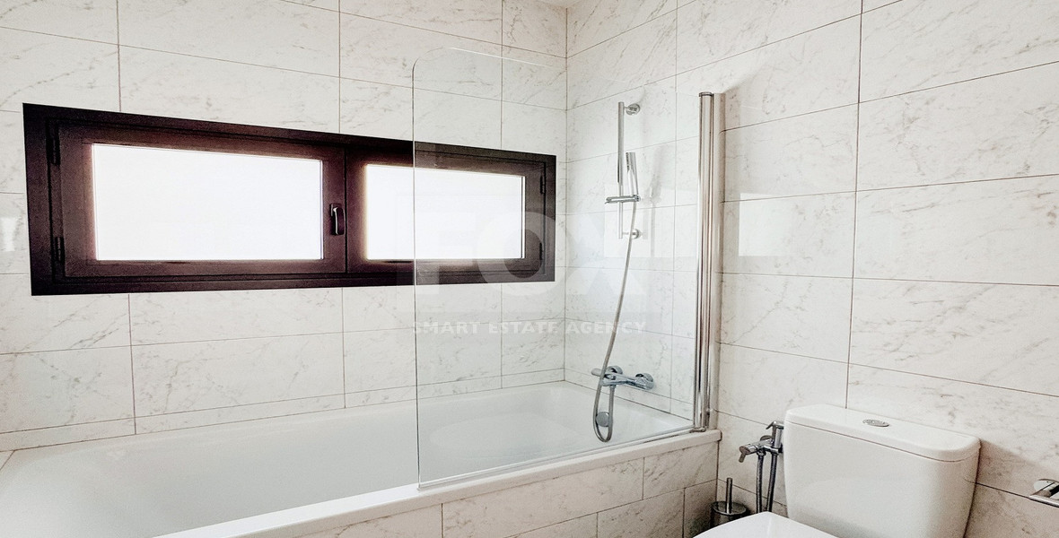 Modern Two-Bedroom Apartment with Communal Pool & Gym in Mesa Geitonia –