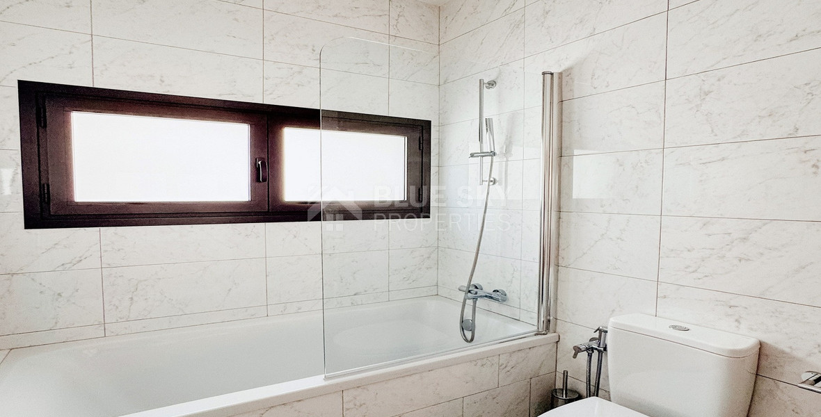 Modern Two-Bedroom Apartment with Communal Pool & Gym in Mesa Geitonia –