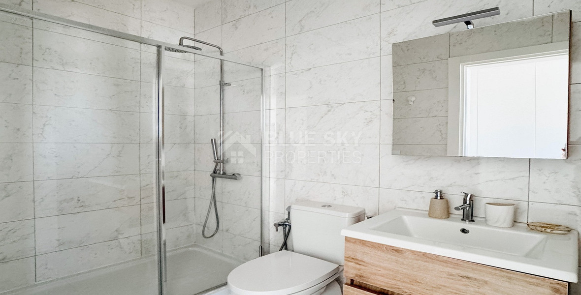 Modern Two-Bedroom Apartment with Communal Pool & Gym in Mesa Geitonia –