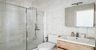 Modern Two-Bedroom Apartment with Communal Pool & Gym in Mesa Geitonia –