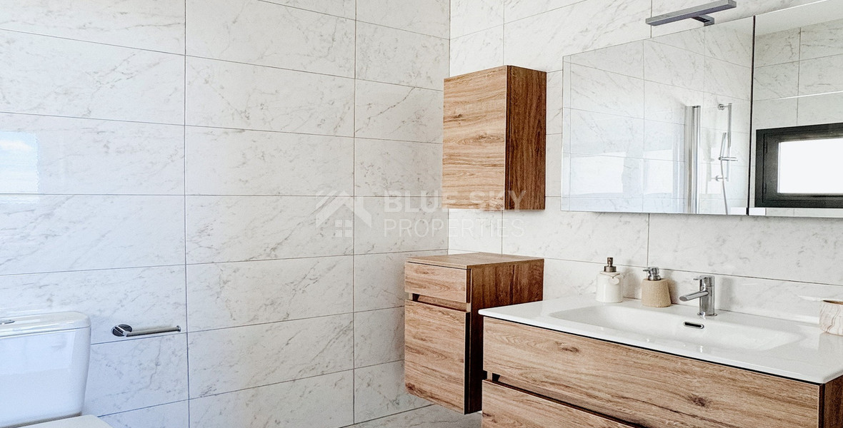 Modern Two-Bedroom Apartment with Communal Pool & Gym in Mesa Geitonia –