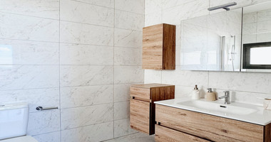 Modern Two-Bedroom Apartment with Communal Pool & Gym in Mesa Geitonia –