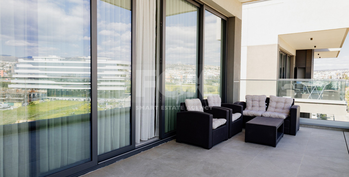 Modern Two-Bedroom Apartment with Communal Pool & Gym in Mesa Geitonia –