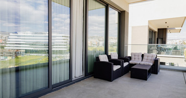 Modern Two-Bedroom Apartment with Communal Pool & Gym in Mesa Geitonia –