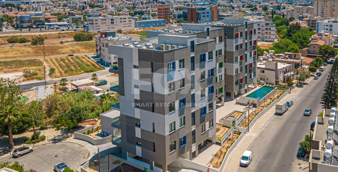 Modern Two-Bedroom Apartment with Communal Pool & Gym in Mesa Geitonia –