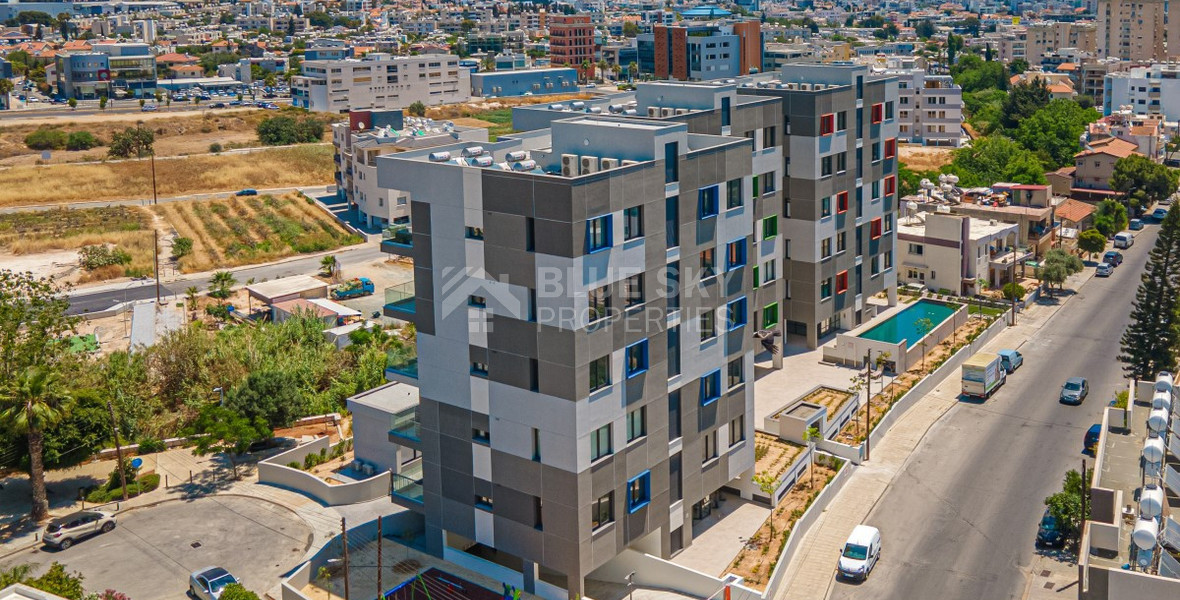 Modern Two-Bedroom Apartment with Communal Pool & Gym in Mesa Geitonia –