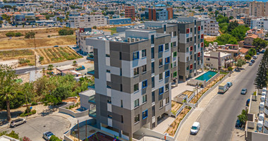 Modern Two-Bedroom Apartment with Communal Pool & Gym in Mesa Geitonia –