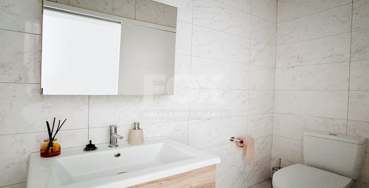 Modern Two-Bedroom Apartment with Communal Pool & Gym in Mesa Geitonia –