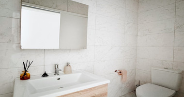 Modern Two-Bedroom Apartment with Communal Pool & Gym in Mesa Geitonia –