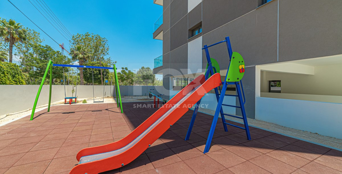 Modern Two-Bedroom Apartment with Communal Pool & Gym in Mesa Geitonia –