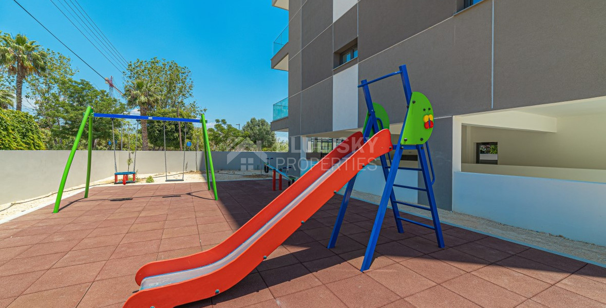 Modern Two-Bedroom Apartment with Communal Pool & Gym in Mesa Geitonia –