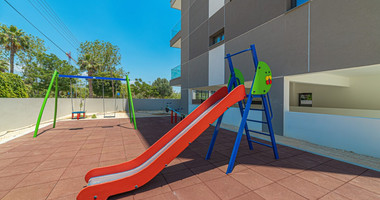 Modern Two-Bedroom Apartment with Communal Pool & Gym in Mesa Geitonia –