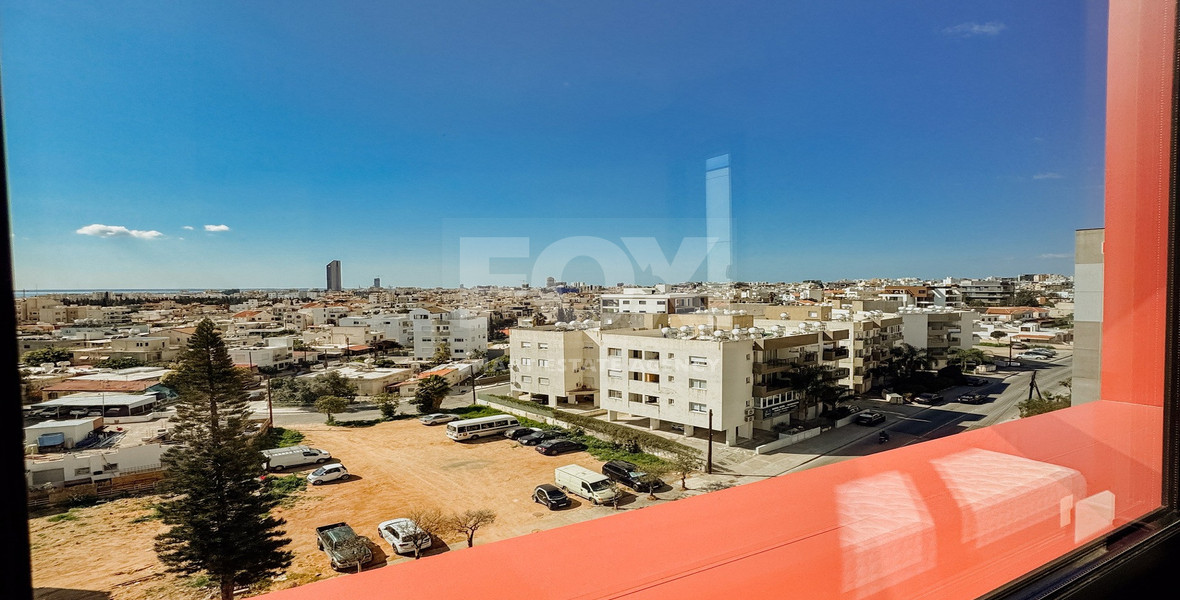 Modern Two-Bedroom Apartment with Communal Pool & Gym in Mesa Geitonia –