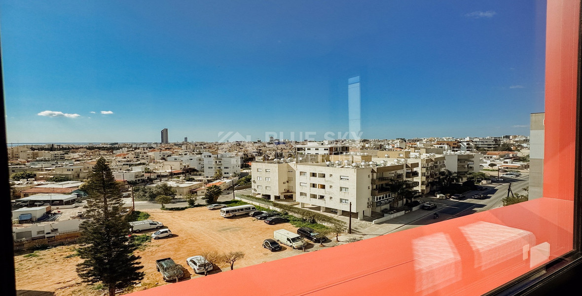 Modern Two-Bedroom Apartment with Communal Pool & Gym in Mesa Geitonia –