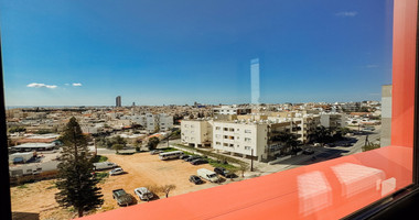 Modern Two-Bedroom Apartment with Communal Pool & Gym in Mesa Geitonia –