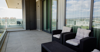 Modern Two-Bedroom Apartment with Communal Pool & Gym in Mesa Geitonia –