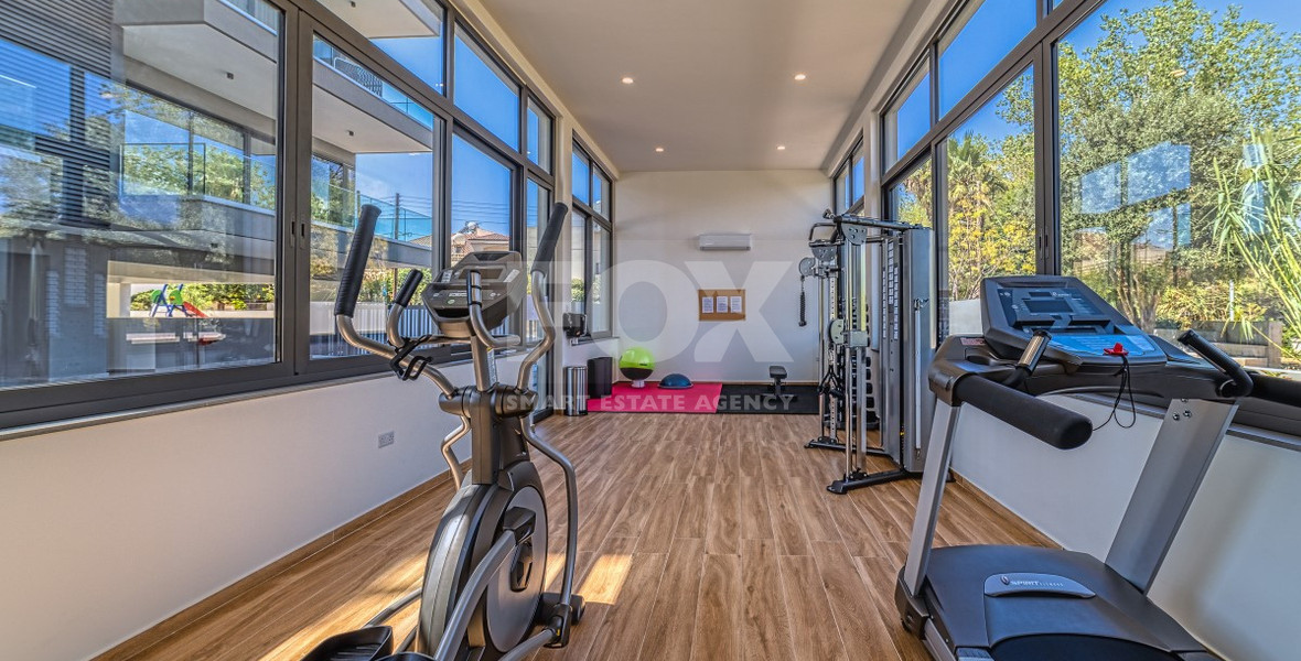 Modern Two-Bedroom Apartment with Communal Pool & Gym in Mesa Geitonia –