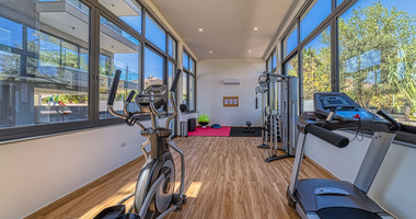 Modern Two-Bedroom Apartment with Communal Pool & Gym in Mesa Geitonia –