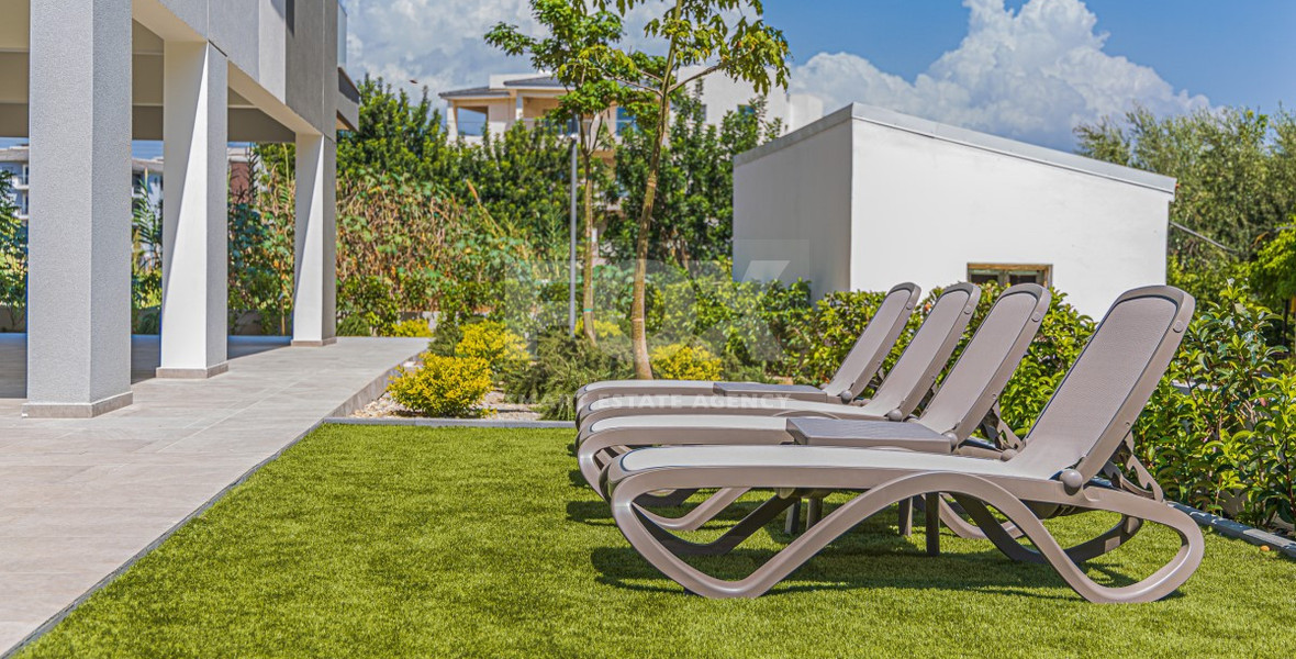 Modern Two-Bedroom Apartment with Communal Pool & Gym in Mesa Geitonia –