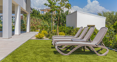 Modern Two-Bedroom Apartment with Communal Pool & Gym in Mesa Geitonia –