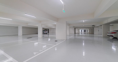 Modern Two-Bedroom Apartment with Communal Pool & Gym in Mesa Geitonia –