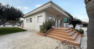 FOR RENT THREE BEDROOM DETACHED HOUSE ON A BIG PLOT IN KAPSALOS