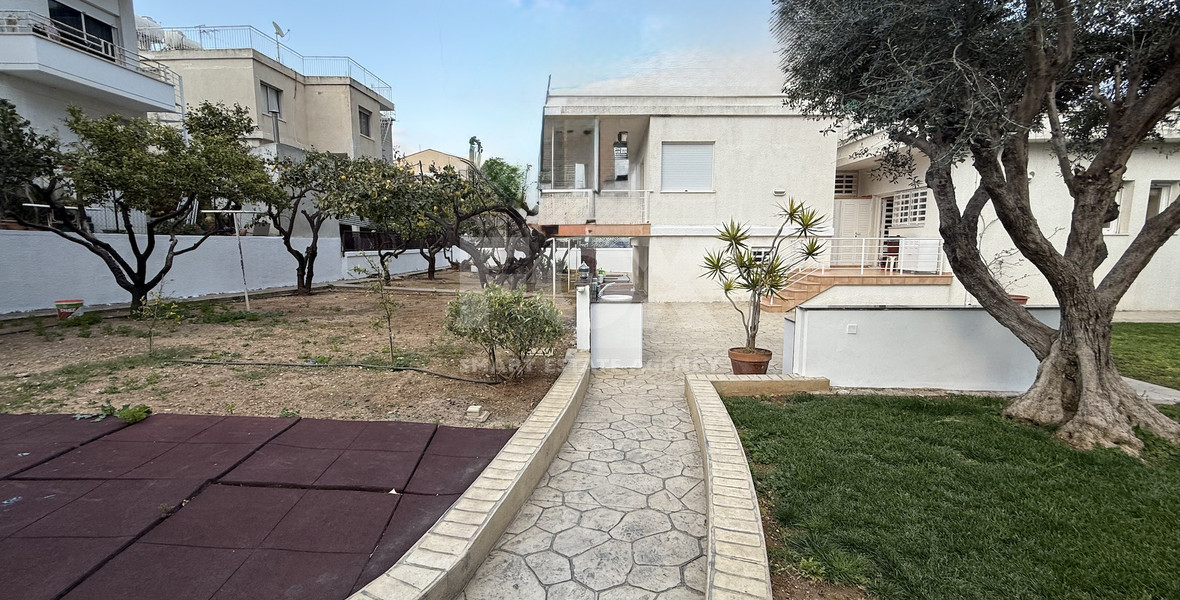 FOR RENT THREE BEDROOM DETACHED HOUSE ON A BIG PLOT IN KAPSALOS