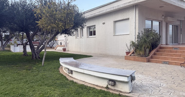 FOR RENT THREE BEDROOM DETACHED HOUSE ON A BIG PLOT IN KAPSALOS