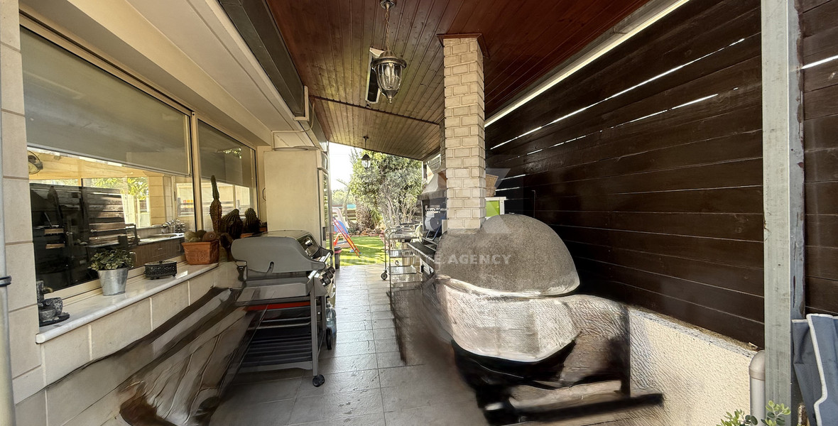 SALE: ELEGANT VILLA IN THE KALOGYRI AREA OF LIMASSOL WITH LARGE GARDENS AND ENTERTAINING AREAS.