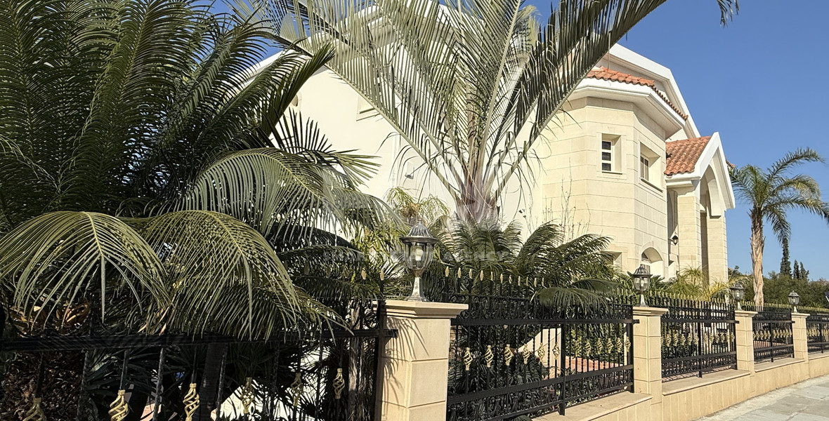 SALE: ELEGANT VILLA IN THE KALOGYRI AREA OF LIMASSOL WITH LARGE GARDENS AND ENTERTAINING AREAS.