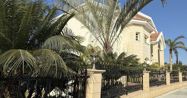 SALE: ELEGANT VILLA IN THE KALOGYRI AREA OF LIMASSOL WITH LARGE GARDENS AND ENTERTAINING AREAS.