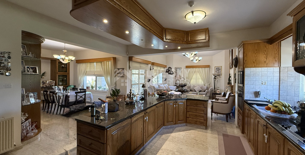 SALE: ELEGANT VILLA IN THE KALOGYRI AREA OF LIMASSOL WITH LARGE GARDENS AND ENTERTAINING AREAS.