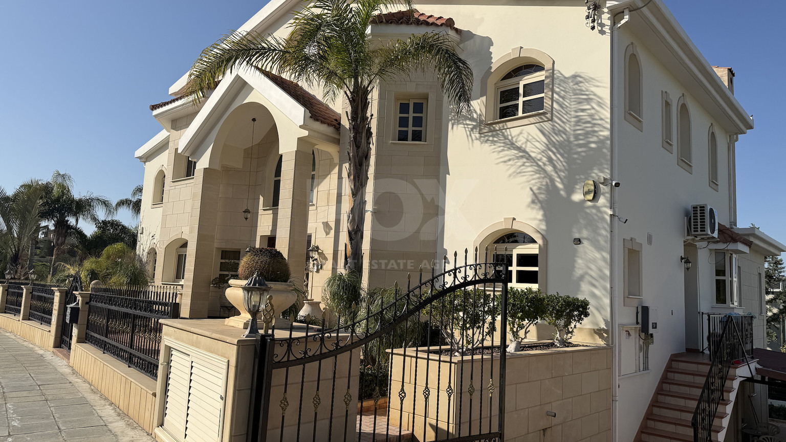 SALE: ELEGANT VILLA IN THE KALOGYRI AREA OF LIMASSOL WITH LARGE GARDENS AND ENTERTAINING AREAS.