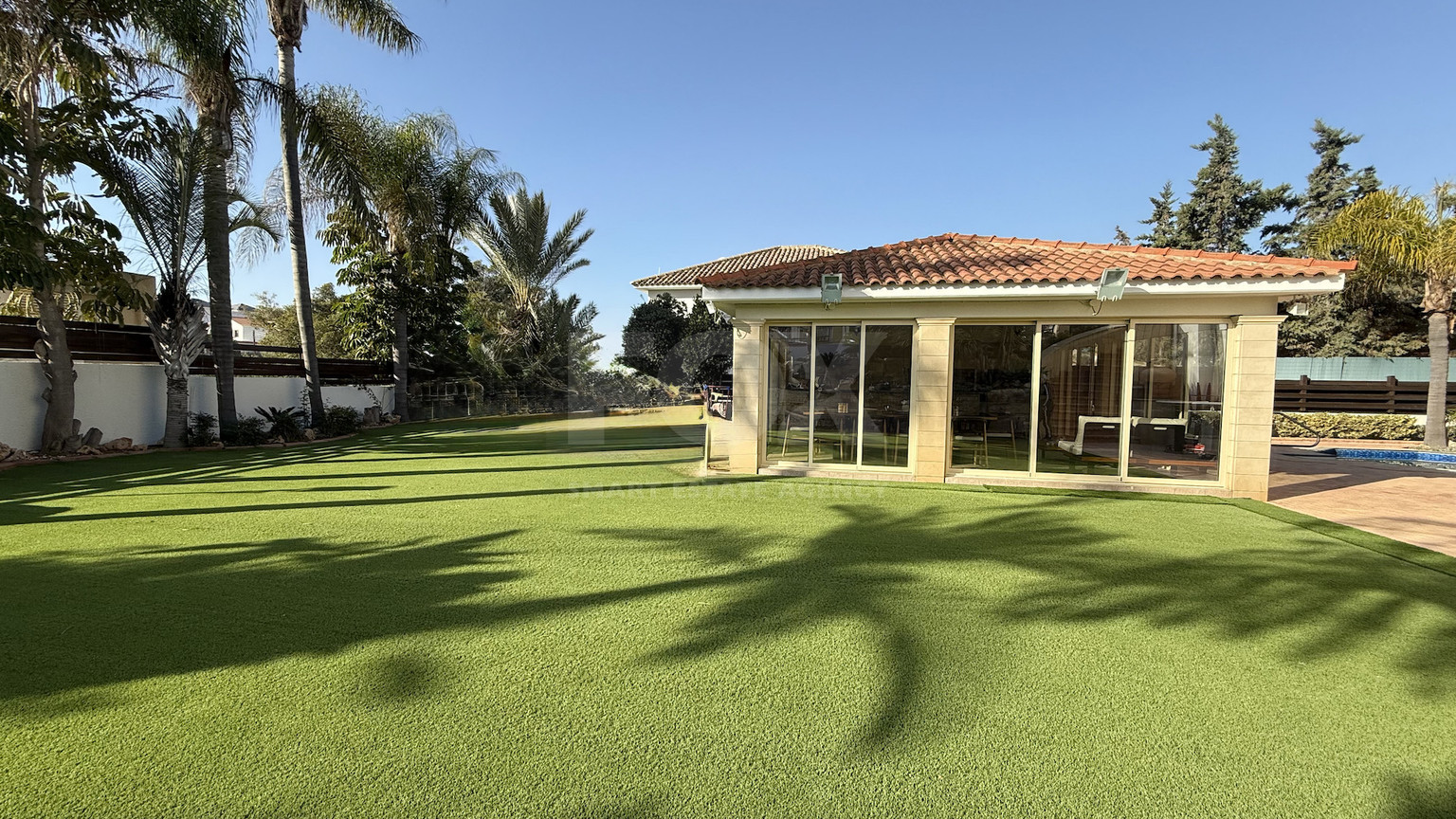 SALE: ELEGANT VILLA IN THE KALOGYRI AREA OF LIMASSOL WITH LARGE GARDENS AND ENTERTAINING AREAS.