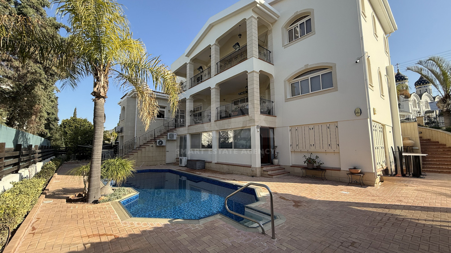SALE: ELEGANT VILLA IN THE KALOGYRI AREA OF LIMASSOL WITH LARGE GARDENS AND ENTERTAINING AREAS.