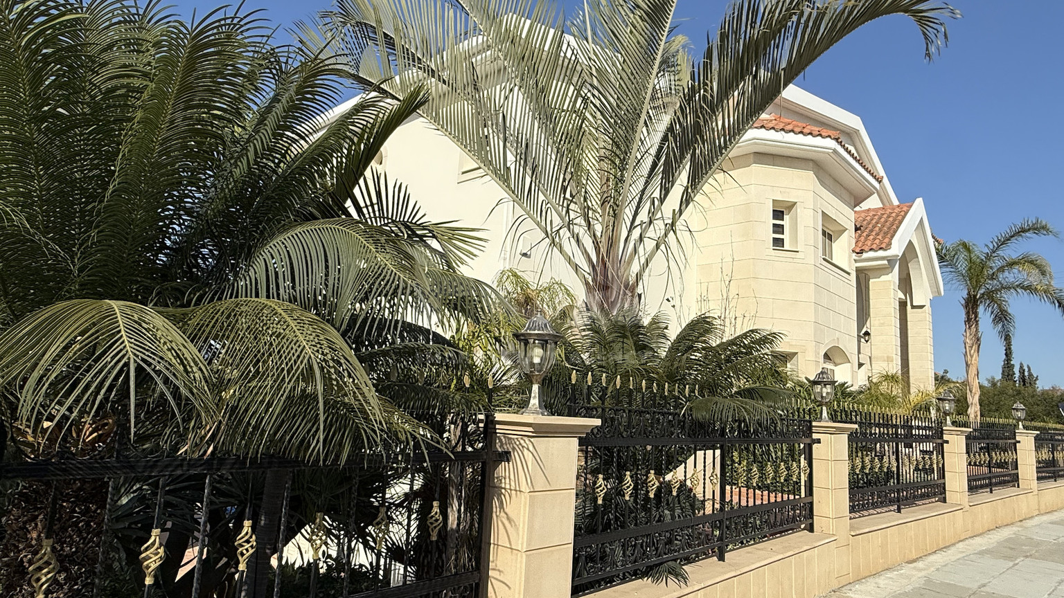 SALE: ELEGANT VILLA IN THE KALOGYRI AREA OF LIMASSOL WITH LARGE GARDENS AND ENTERTAINING AREAS.
