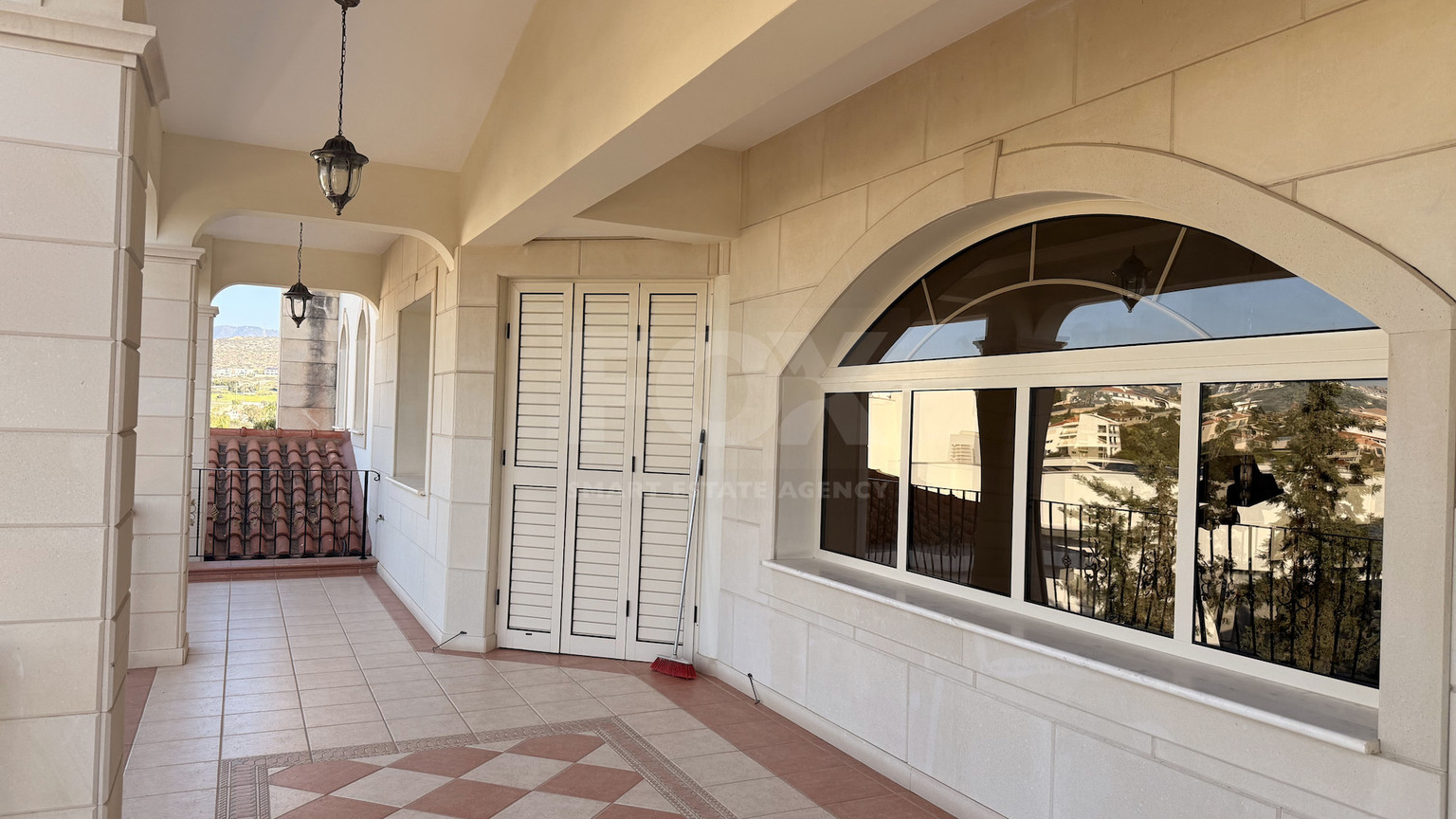 SALE: ELEGANT VILLA IN THE KALOGYRI AREA OF LIMASSOL WITH LARGE GARDENS AND ENTERTAINING AREAS.