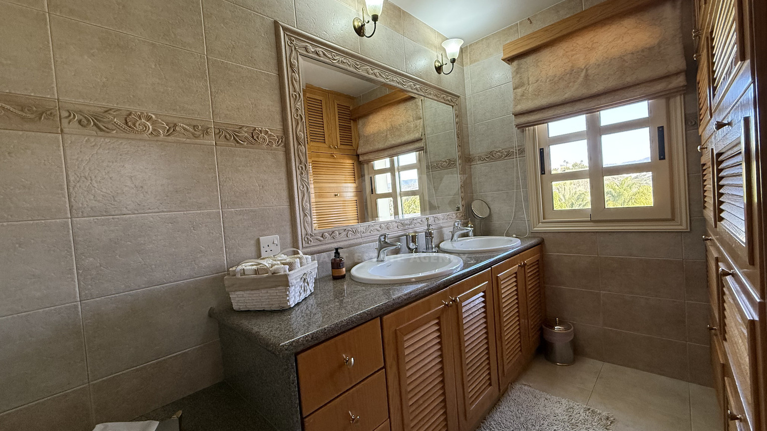 SALE: ELEGANT VILLA IN THE KALOGYRI AREA OF LIMASSOL WITH LARGE GARDENS AND ENTERTAINING AREAS.
